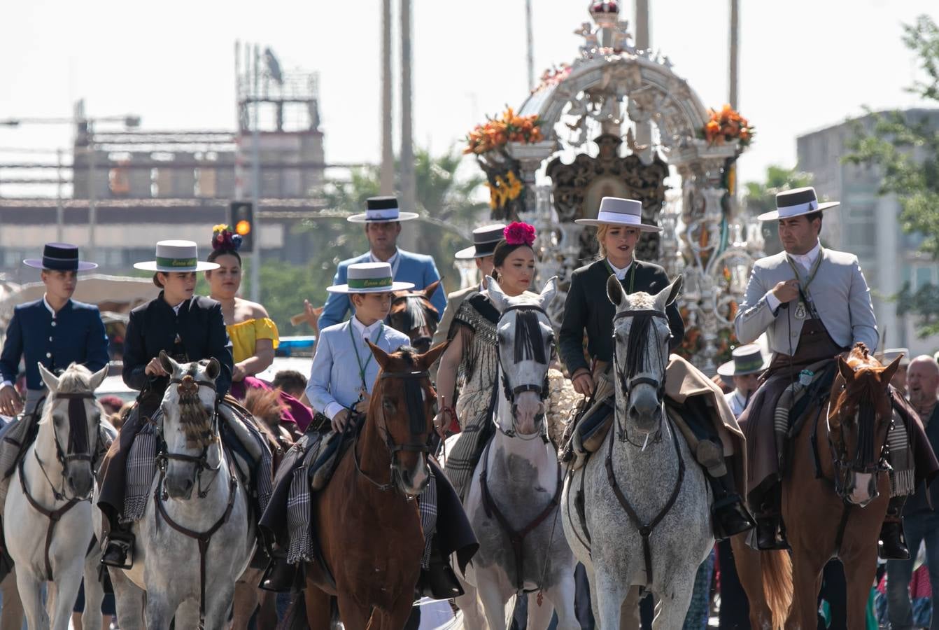 Cientos de personas participan en la romería de Pentecostés 2019, donde los peregrinos surcan los caminos hacia la aldea almonteña de El Rocío (Huelva) para honrar a la Virgen del Rocío.