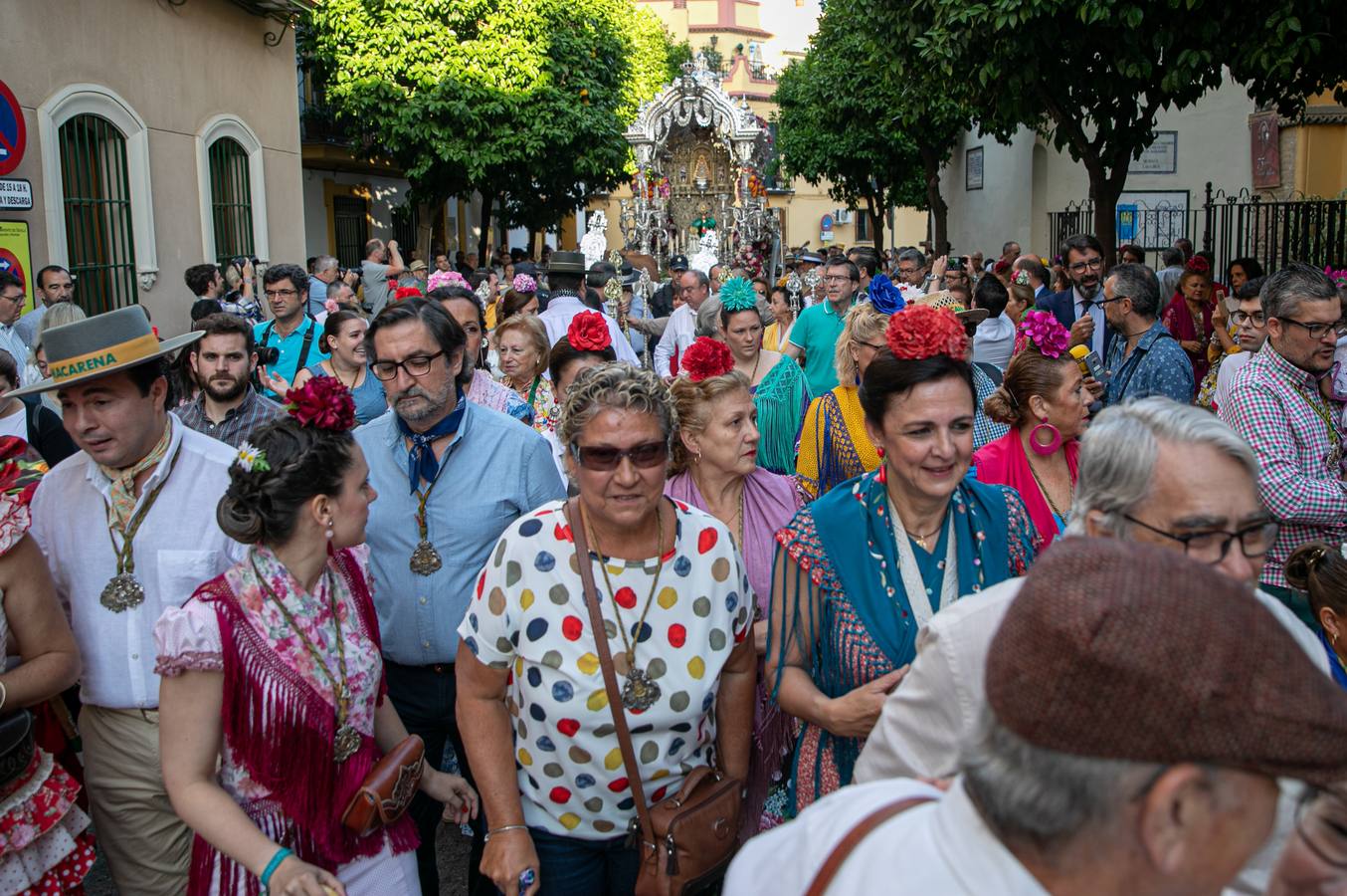 Cientos de personas participan en la romería de Pentecostés 2019, donde los peregrinos surcan los caminos hacia la aldea almonteña de El Rocío (Huelva) para honrar a la Virgen del Rocío.