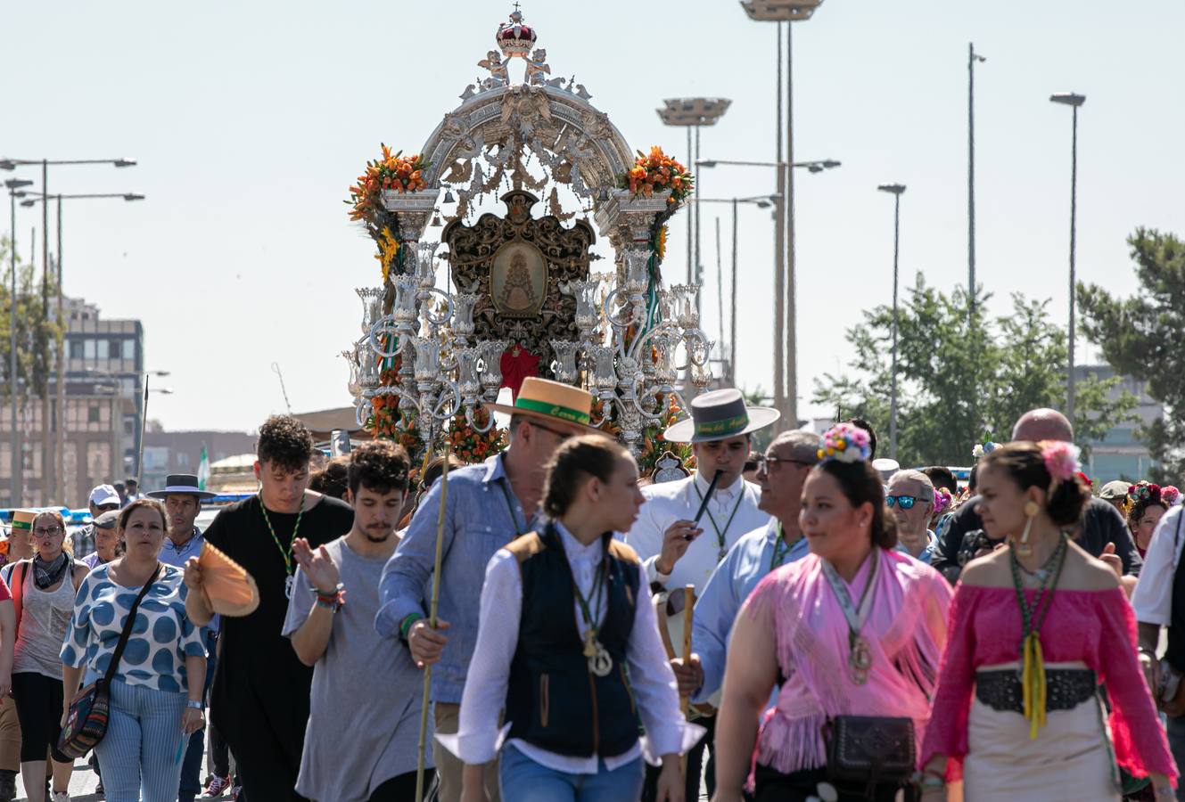 Cientos de personas participan en la romería de Pentecostés 2019, donde los peregrinos surcan los caminos hacia la aldea almonteña de El Rocío (Huelva) para honrar a la Virgen del Rocío.