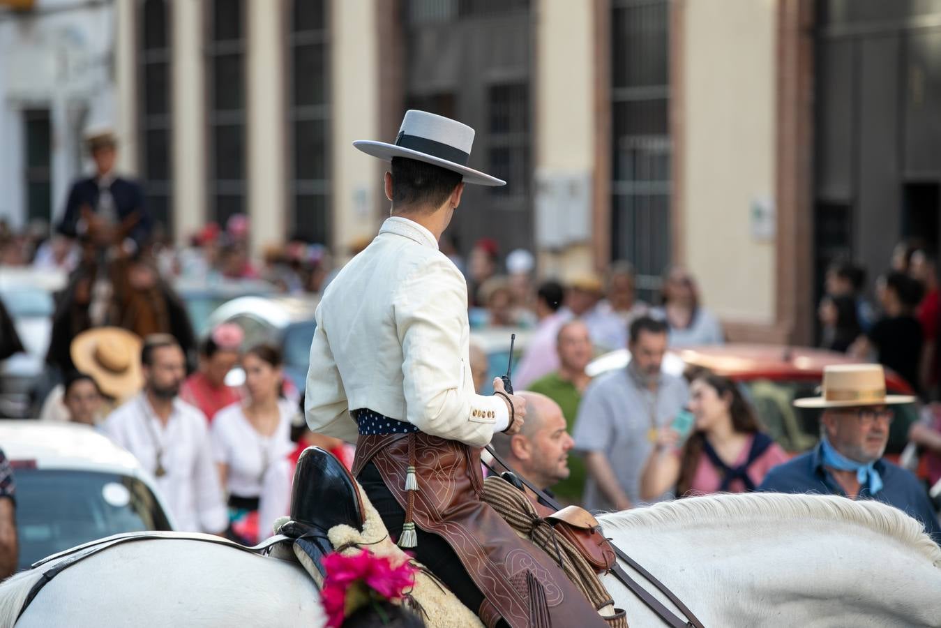 Cientos de personas participan en la romería de Pentecostés 2019, donde los peregrinos surcan los caminos hacia la aldea almonteña de El Rocío (Huelva) para honrar a la Virgen del Rocío.