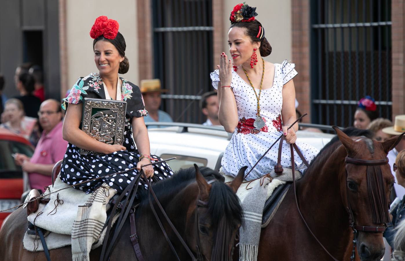 Cientos de personas participan en la romería de Pentecostés 2019, donde los peregrinos surcan los caminos hacia la aldea almonteña de El Rocío (Huelva) para honrar a la Virgen del Rocío.