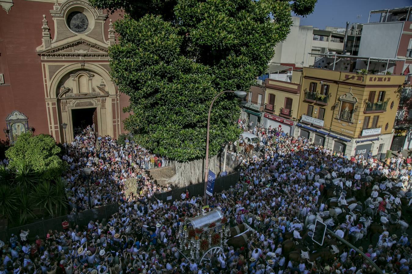 Cientos de personas participan en la romería de Pentecostés 2019, donde los peregrinos surcan los caminos hacia la aldea almonteña de El Rocío (Huelva) para honrar a la Virgen del Rocío.