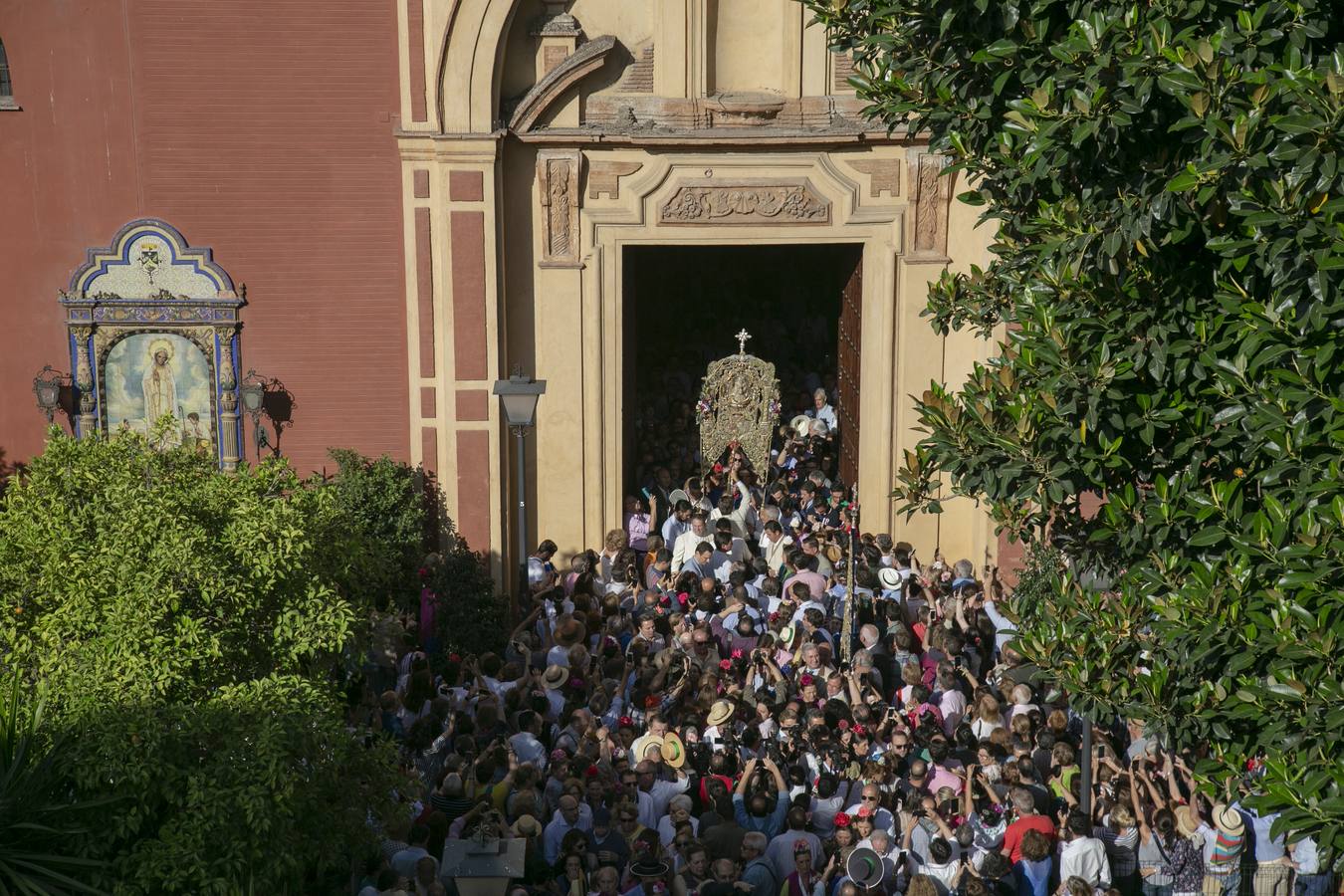 Cientos de personas participan en la romería de Pentecostés 2019, donde los peregrinos surcan los caminos hacia la aldea almonteña de El Rocío (Huelva) para honrar a la Virgen del Rocío.