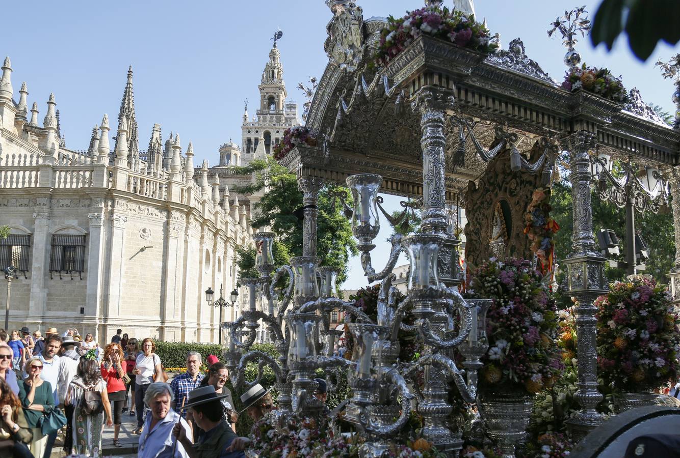 Cientos de personas participan en la romería de Pentecostés 2019, donde los peregrinos surcan los caminos hacia la aldea almonteña de El Rocío (Huelva) para honrar a la Virgen del Rocío.