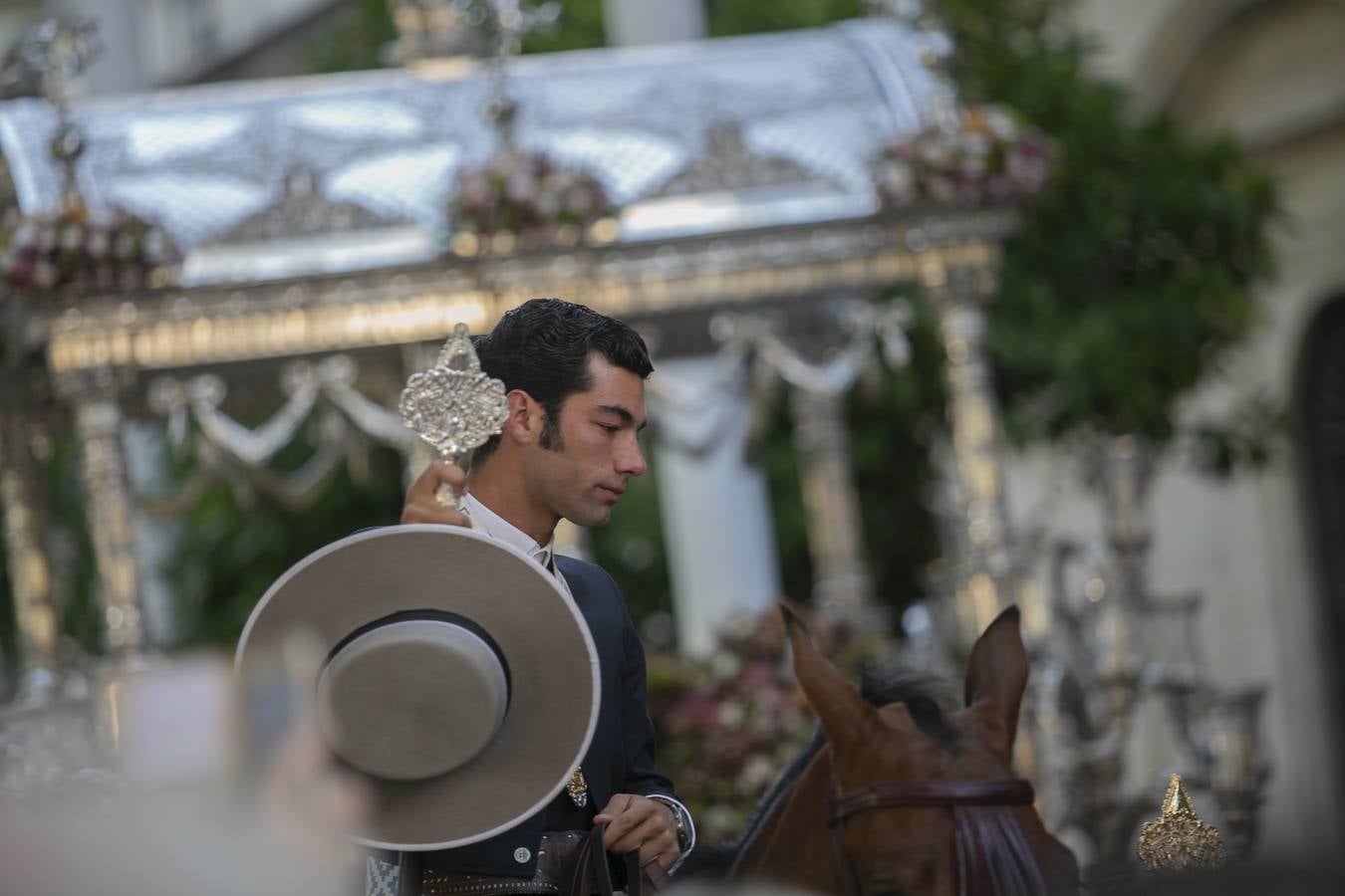 Cientos de personas participan en la romería de Pentecostés 2019, donde los peregrinos surcan los caminos hacia la aldea almonteña de El Rocío (Huelva) para honrar a la Virgen del Rocío.