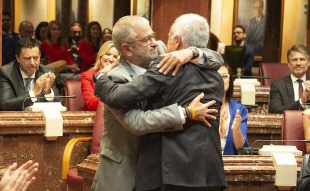 Alberto Castillo se abraza a Alfonso Martínez Baños tras su proclamación como presidente. 