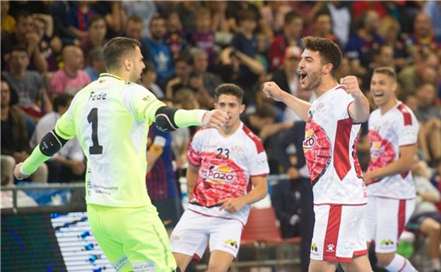 Andresito, ante Joselito, da un pase durante el segundo partido de la final.