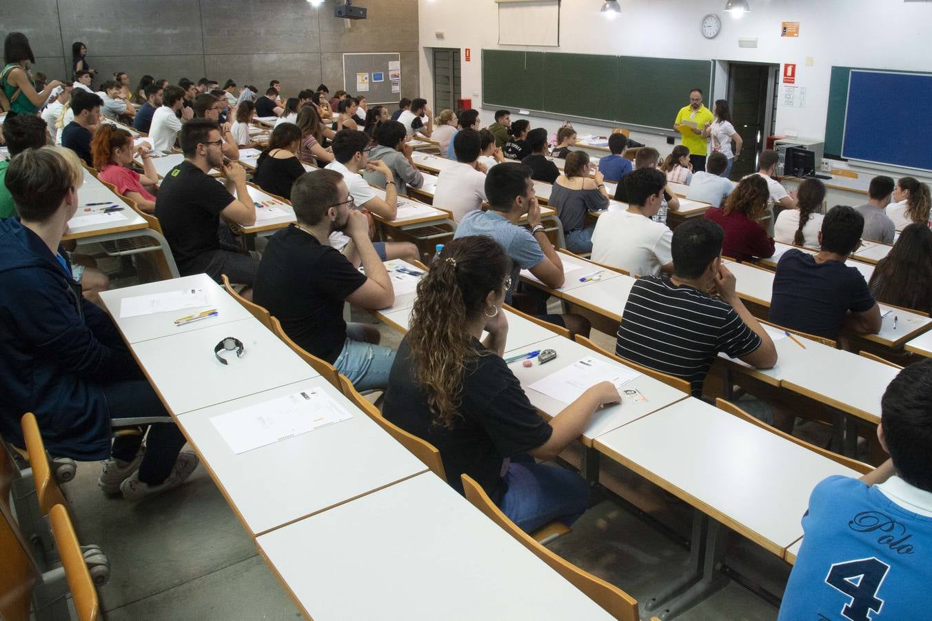 Entre atascos, nervios y enésimos repasos de última hora, los alumnos cartageneros comenzaron los exámenes de acceso a la universidad.