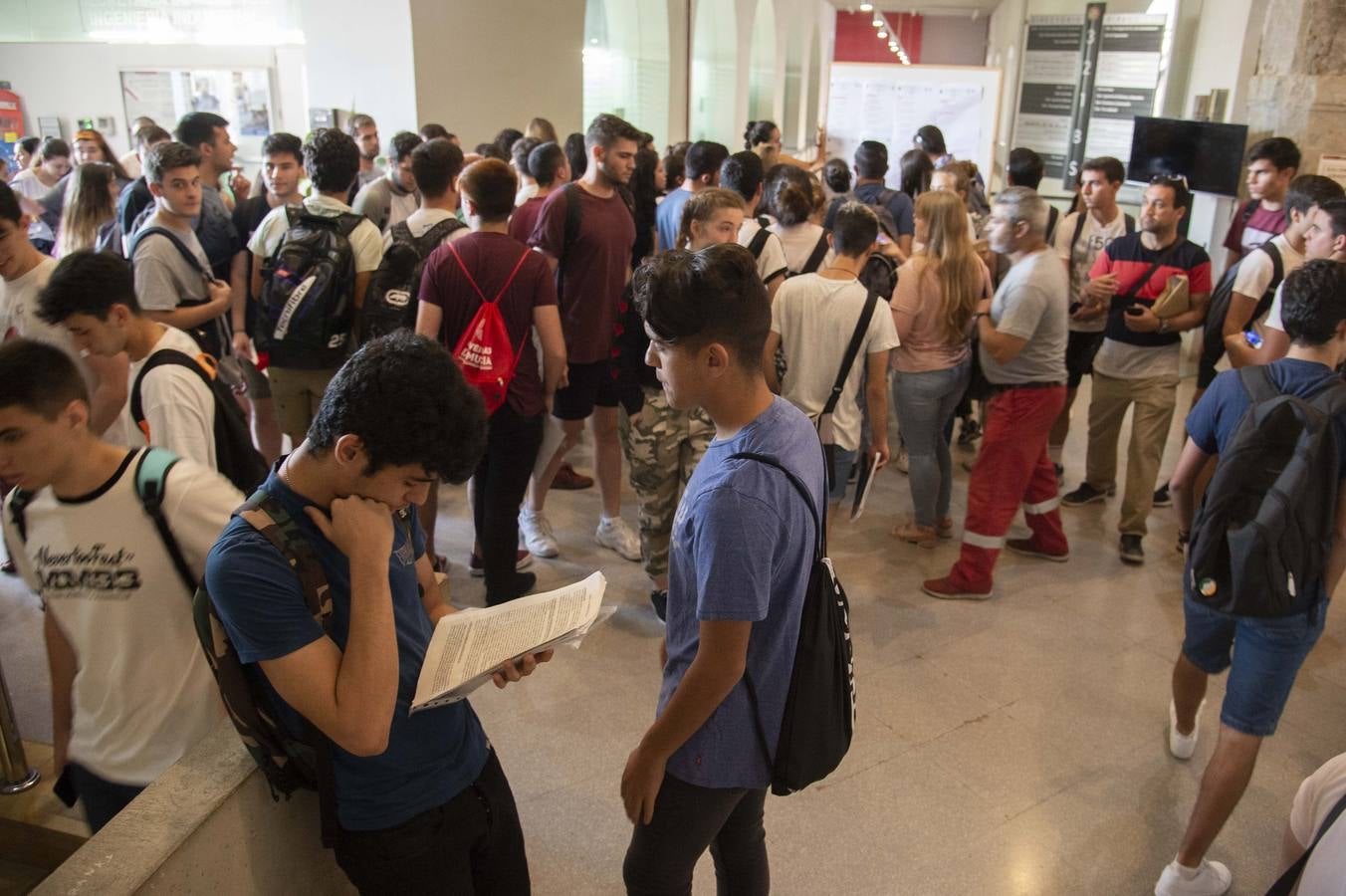 Entre atascos, nervios y enésimos repasos de última hora, los alumnos cartageneros comenzaron los exámenes de acceso a la universidad.