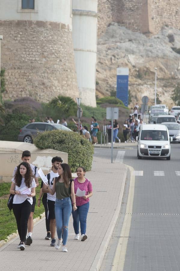 Entre atascos, nervios y enésimos repasos de última hora, los alumnos cartageneros comenzaron los exámenes de acceso a la universidad.