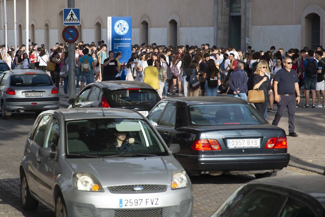 Entre atascos, nervios y enésimos repasos de última hora, los alumnos cartageneros comenzaron los exámenes de acceso a la universidad.