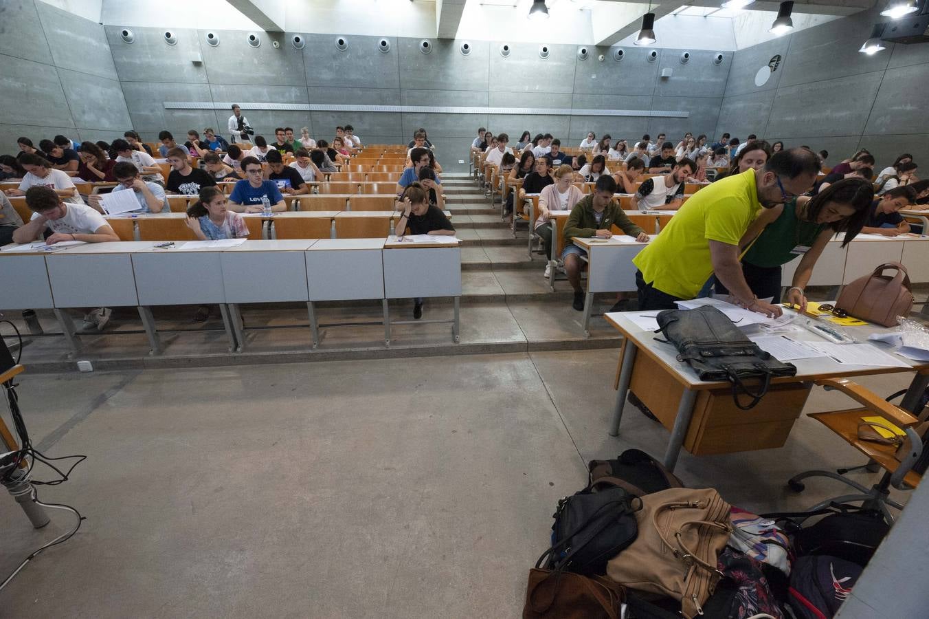Entre atascos, nervios y enésimos repasos de última hora, los alumnos cartageneros comenzaron los exámenes de acceso a la universidad.