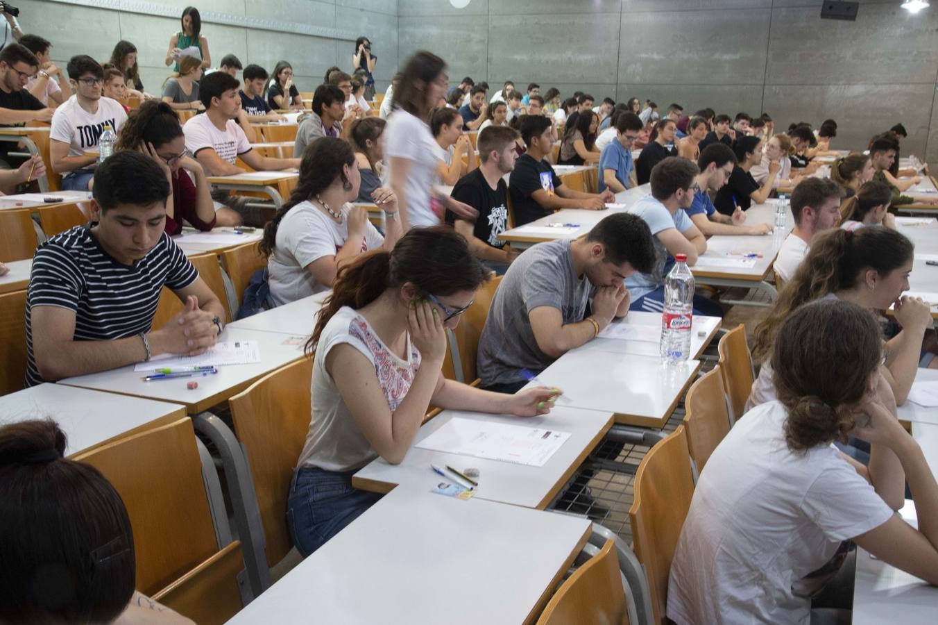 Entre atascos, nervios y enésimos repasos de última hora, los alumnos cartageneros comenzaron los exámenes de acceso a la universidad.
