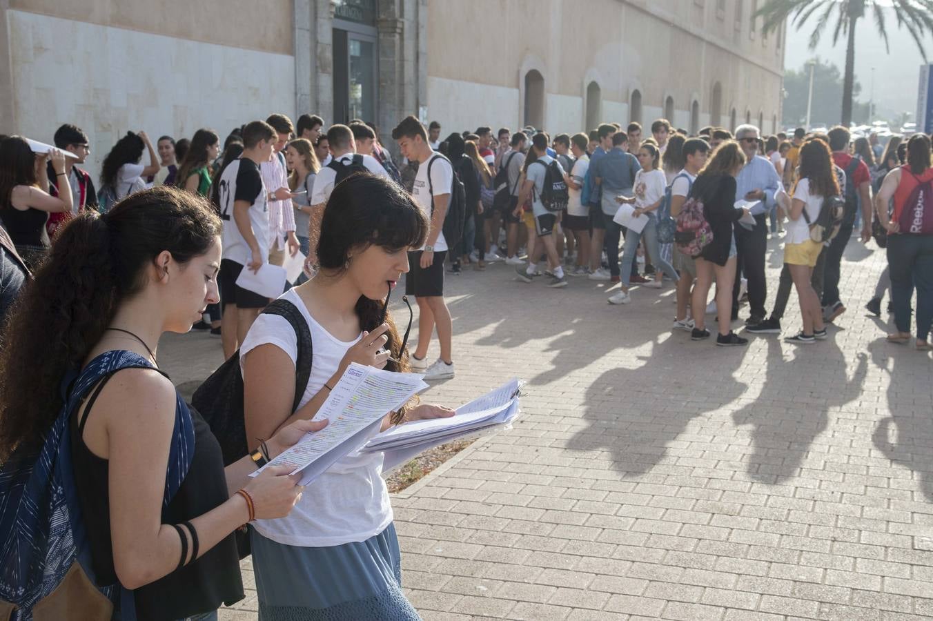 Entre atascos, nervios y enésimos repasos de última hora, los alumnos cartageneros comenzaron los exámenes de acceso a la universidad.