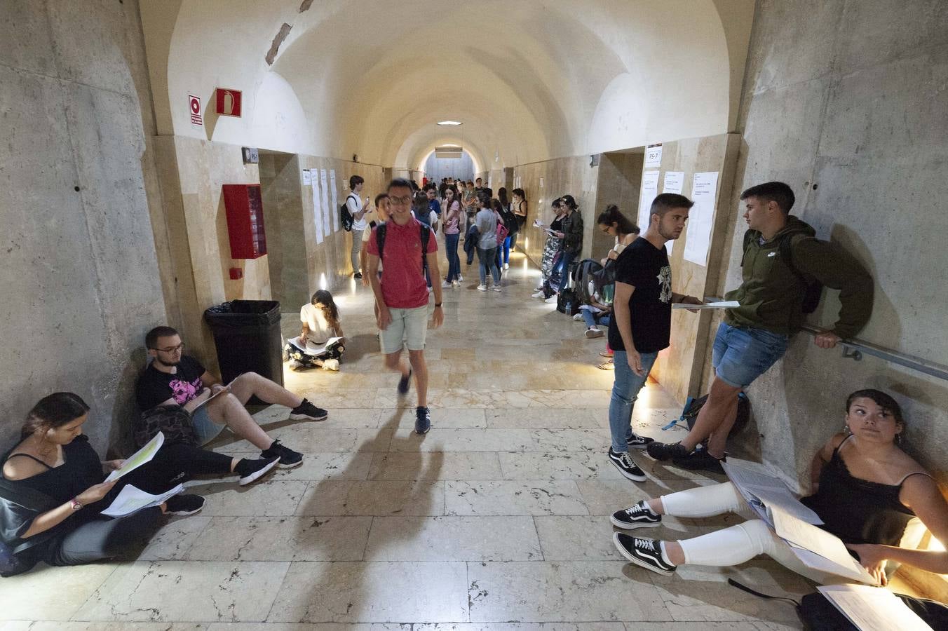 Entre atascos, nervios y enésimos repasos de última hora, los alumnos cartageneros comenzaron los exámenes de acceso a la universidad.