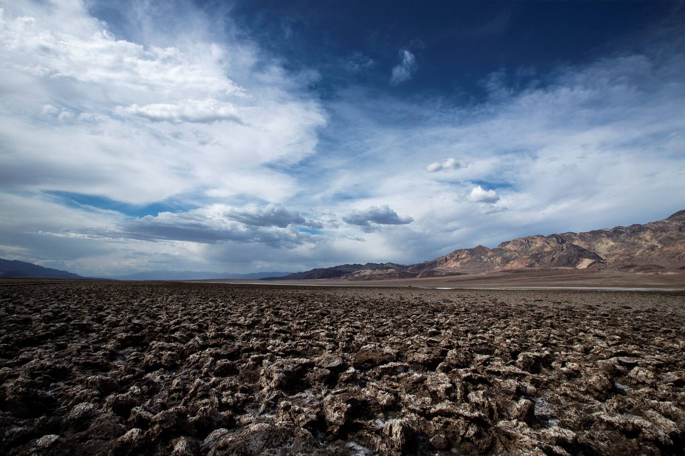 Una turista camina por las dunas de Mesquite, en el Valle de la Muerte, cercano a Furnace Creek, en California, Estados Unidos. El Valle de la Muerte atrajo a más de 1,65 millones de visitantes en 2018.