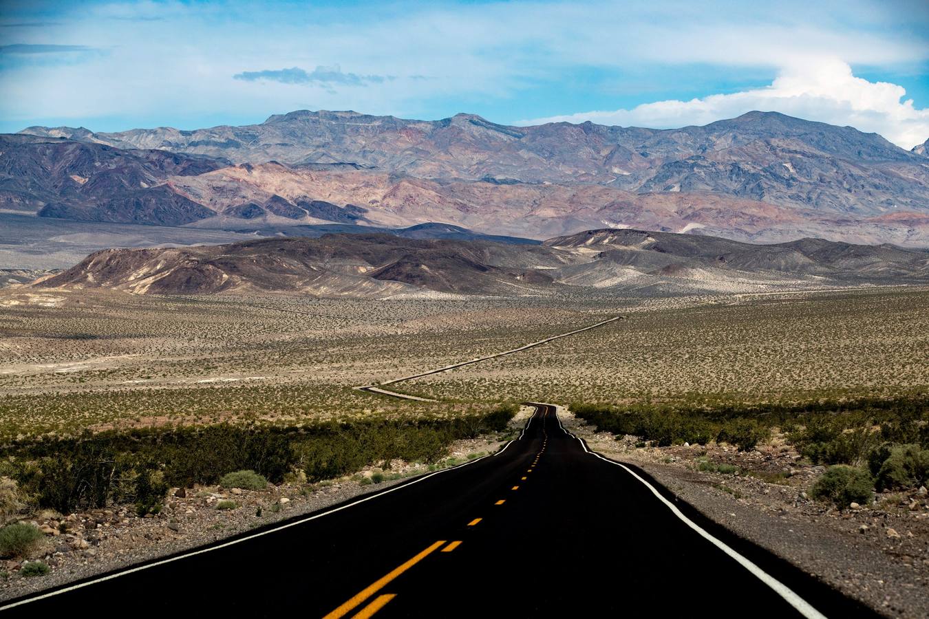 Una turista camina por las dunas de Mesquite, en el Valle de la Muerte, cercano a Furnace Creek, en California, Estados Unidos. El Valle de la Muerte atrajo a más de 1,65 millones de visitantes en 2018.