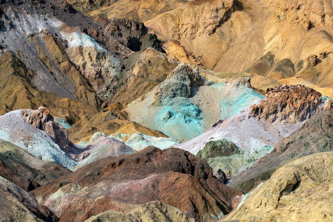 Una turista camina por las dunas de Mesquite, en el Valle de la Muerte, cercano a Furnace Creek, en California, Estados Unidos. El Valle de la Muerte atrajo a más de 1,65 millones de visitantes en 2018.