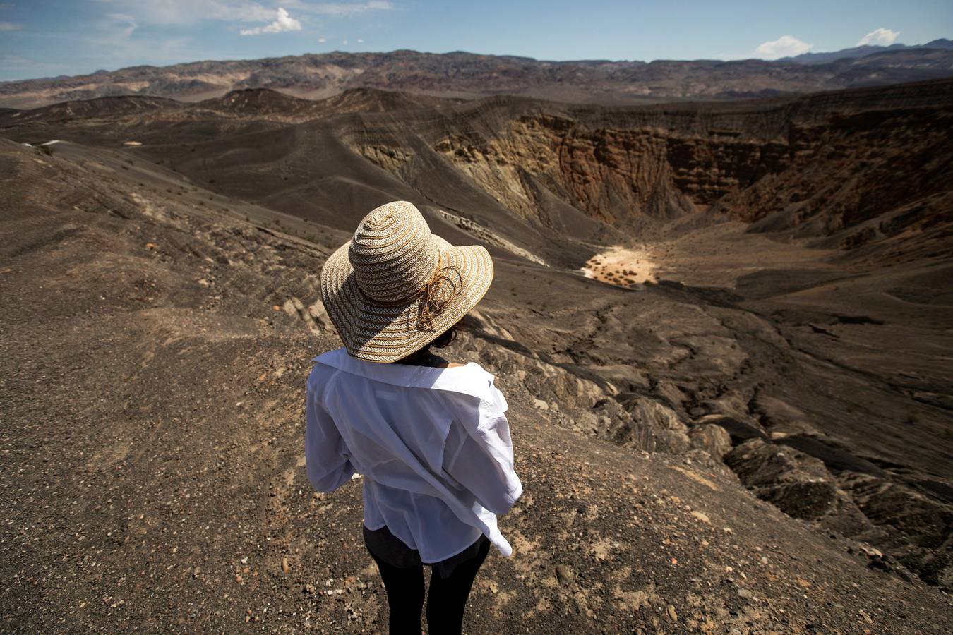 Una turista camina por las dunas de Mesquite, en el Valle de la Muerte, cercano a Furnace Creek, en California, Estados Unidos. El Valle de la Muerte atrajo a más de 1,65 millones de visitantes en 2018.