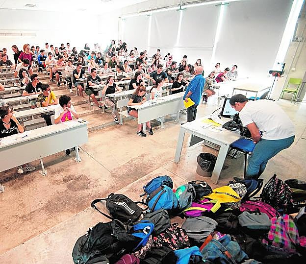 Estudiantes en el Aulario Norte, con sus mochilas amontonadas a la entrada del aula. 