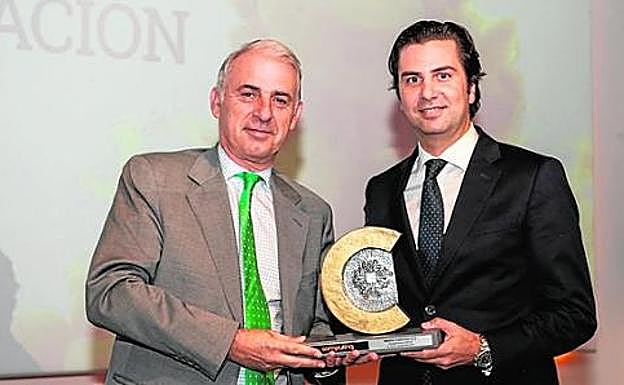 Pablo Lorente recibe el premio de manos de Javier García-Garzón. 