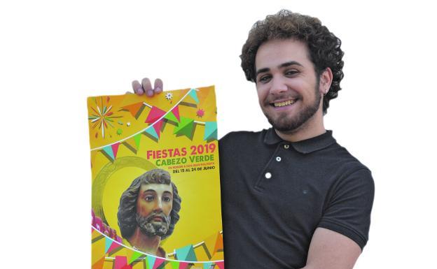 Javier, con el cartel de las fiestas. 