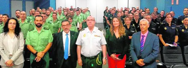 El delegado del Gobierno y mandos policiales, con los agentes participantes. 