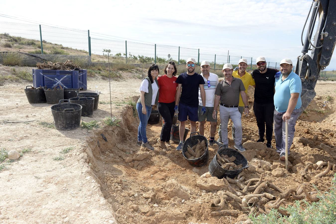El compuesto, rico en microorganismos, se mezcla con agua y se reparte sobre el suelo 