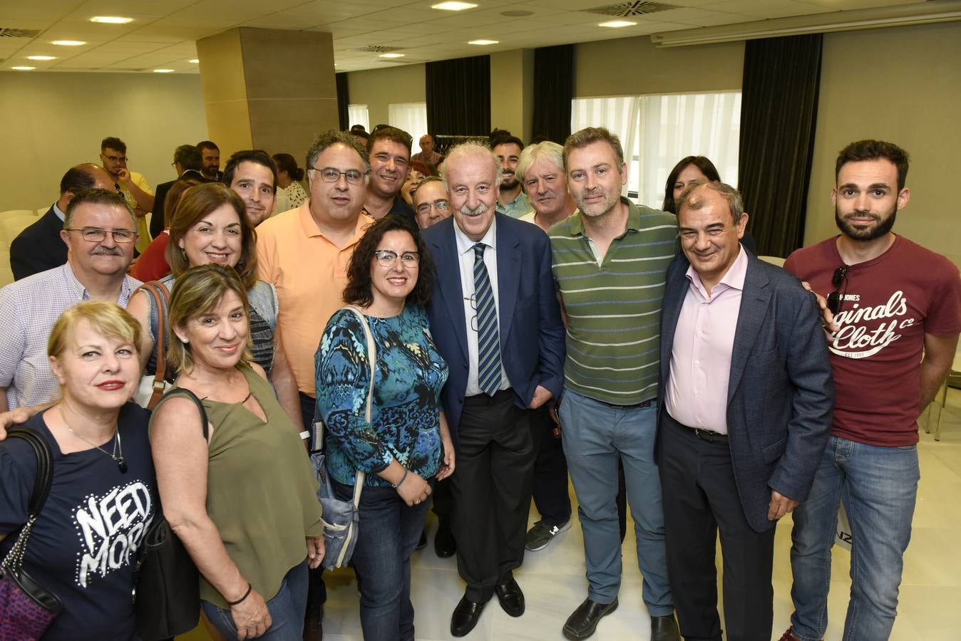 El ex seleccionador nacional de fútbol presidió una nueva edición del evento 'Cafés Cooperativos', que organizan las asociaciones de cooperativas Ucomur y Ucoerm.