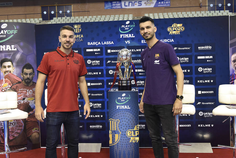 El técnico de ElPozo Murcia FS, junto a su jugador Andresito, el entrenador de FC Barcelona Lassa, Andreu Plaza, y el futbolista blaugrana Esquerdinha, presentaron este viernes el tercer y cuarto partido de la final de la LNFS