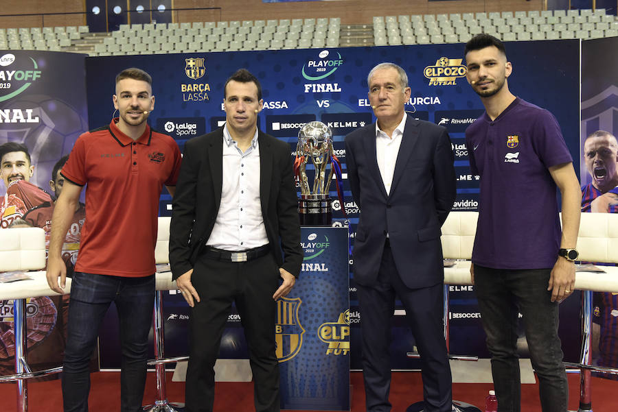 El técnico de ElPozo Murcia FS, junto a su jugador Andresito, el entrenador de FC Barcelona Lassa, Andreu Plaza, y el futbolista blaugrana Esquerdinha, presentaron este viernes el tercer y cuarto partido de la final de la LNFS