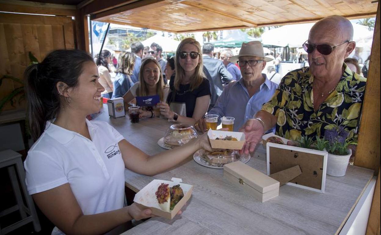 Un grupo de visitantes disfruta del evento Cartagena Puerto de Sabores, en la Escala Real.