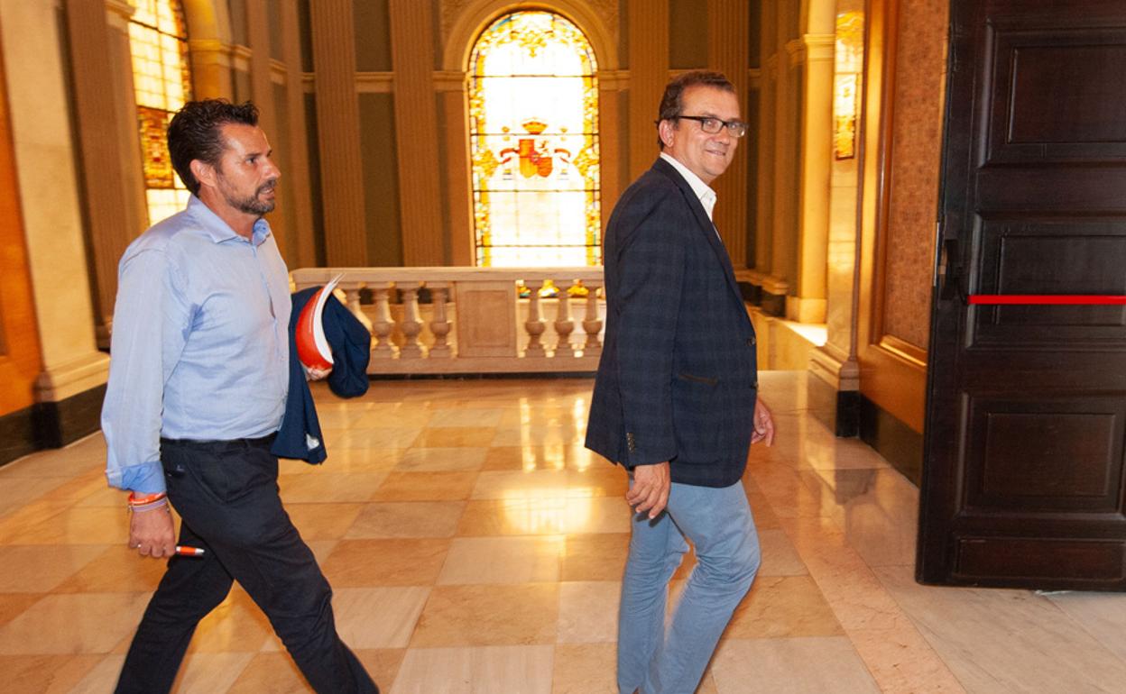 Mario Gómez y Miguel Garaulet, a su llegada, ayer por la tarde, al salón de plenos del Ayuntamiento de Murcia. 