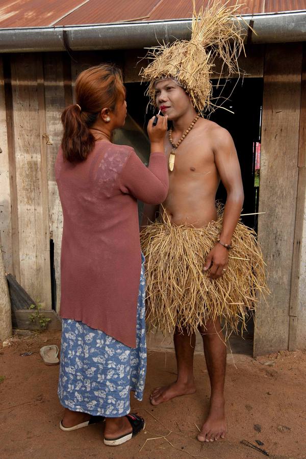 Varias personas participan en la ceremonia que honra la memoria de los espíritus del hogar de la aldea Pring Ka-Ek, este viernes en Nom Pen (Camboya). Los residentes buscan prevenir enfermedades y potenciar las cosechas a través de estos rituales milenarios.