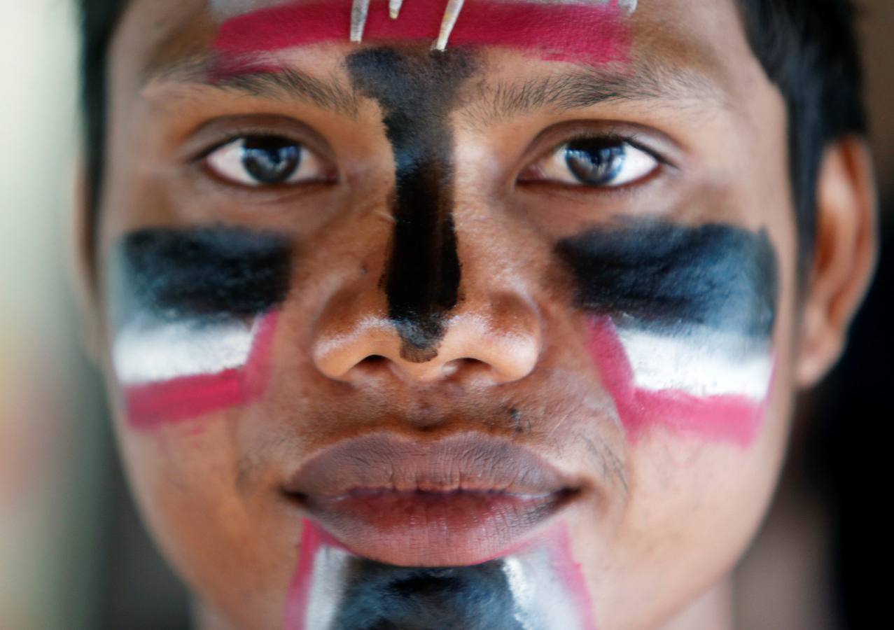 Varias personas participan en la ceremonia que honra la memoria de los espíritus del hogar de la aldea Pring Ka-Ek, este viernes en Nom Pen (Camboya). Los residentes buscan prevenir enfermedades y potenciar las cosechas a través de estos rituales milenarios.