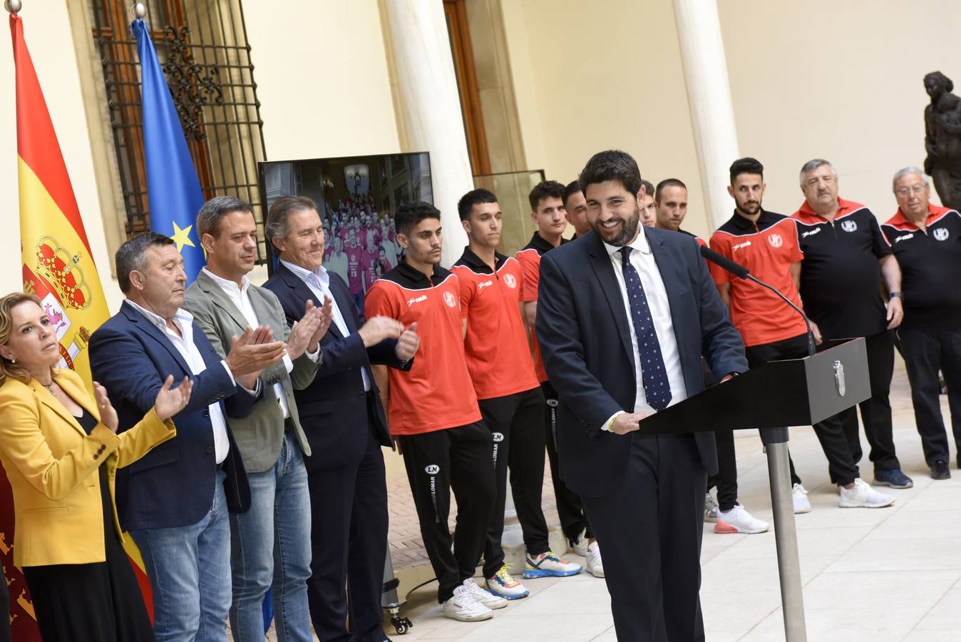 Jugadores, técnicos y directivos del Yeclano, campeón del grupo XIII de Tercera División y nuevo equipo de Segunda B, fueron recibidos por el presidente López Miras en el palacio de San Esteban.