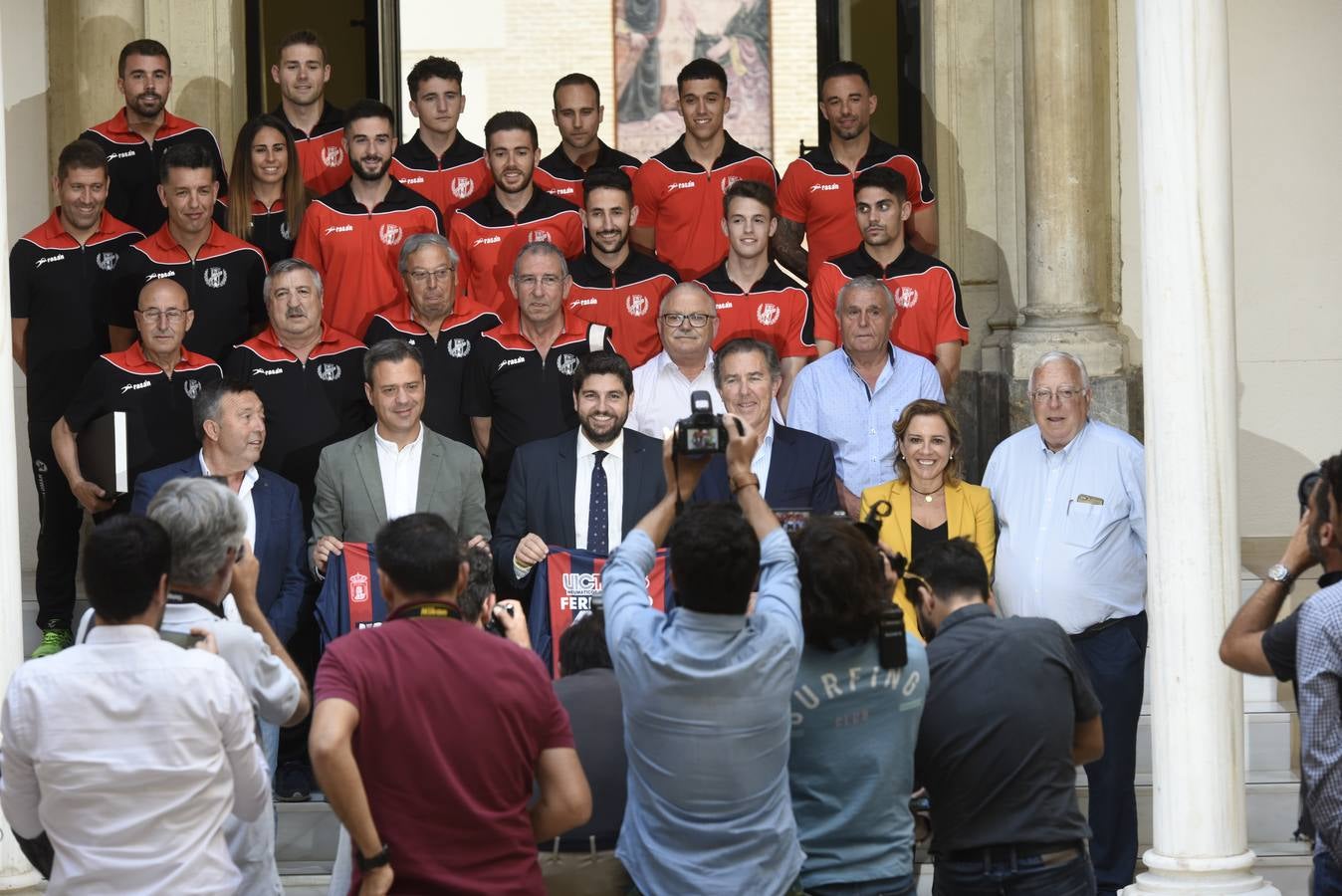 Jugadores, técnicos y directivos del Yeclano, campeón del grupo XIII de Tercera División y nuevo equipo de Segunda B, fueron recibidos por el presidente López Miras en el palacio de San Esteban.