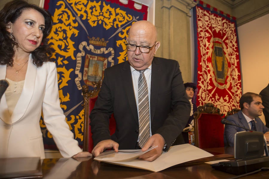 Un pacto de última hora de PSOE y PP, que incluye a Ciudadanos y que rechaza Diego Conesa, deja a MC sin el poder y da la alcaldía los dos primeros años a la socialista y los dos últimos a la popular