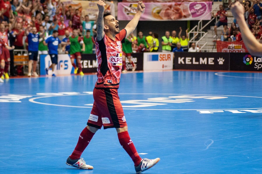 Los de Giustozzi remontaron una desventaja de dos goles para ganar en la tanda tras empatar a 3; serán campeones si ganan el lunes en el Palacio