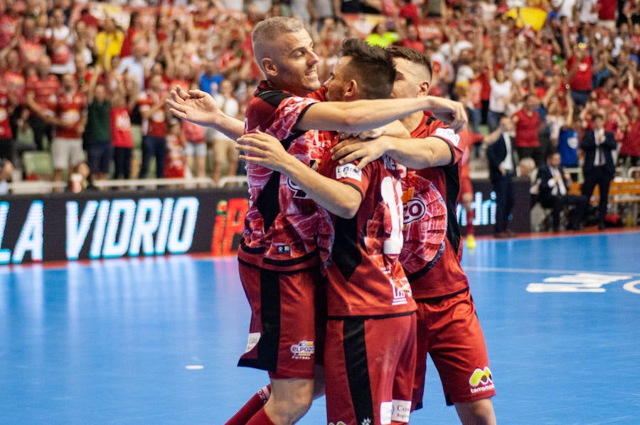 Los de Giustozzi remontaron una desventaja de dos goles para ganar en la tanda tras empatar a 3; serán campeones si ganan el lunes en el Palacio