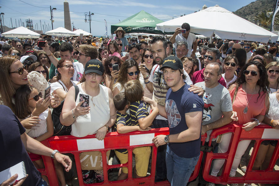 Cientos de personas se aglutinaron en la explanada del puerto para conocer a una de las estrellas de Masterchef y disfrutar de la gastronomía local
