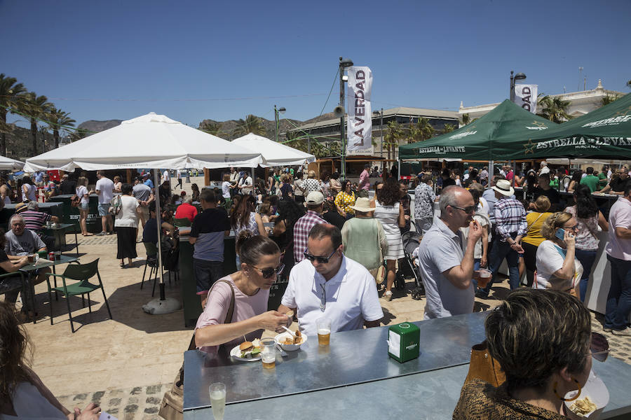 Cientos de personas se aglutinaron en la explanada del puerto para conocer a una de las estrellas de Masterchef y disfrutar de la gastronomía local