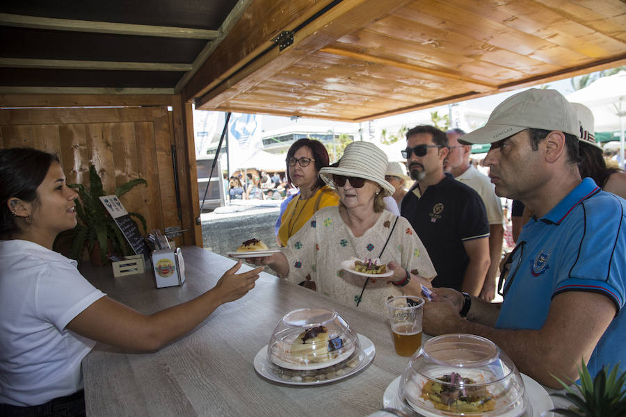 Cientos de personas se aglutinaron en la explanada del puerto para conocer a una de las estrellas de Masterchef y disfrutar de la gastronomía local