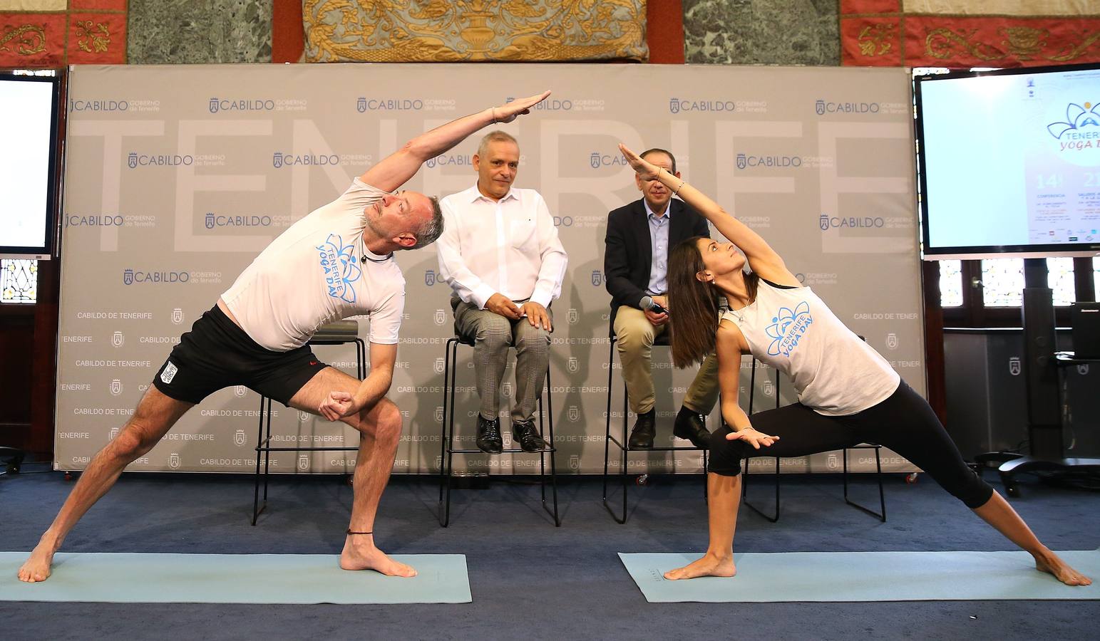 Un gran número de personas participa en la 6ª edición del Día del Yoga Los entusiastas del yoga de todo del mundo celebran este día practicando ejercicios y sesiones de respiración al aire libre para descubrir sus beneficios.