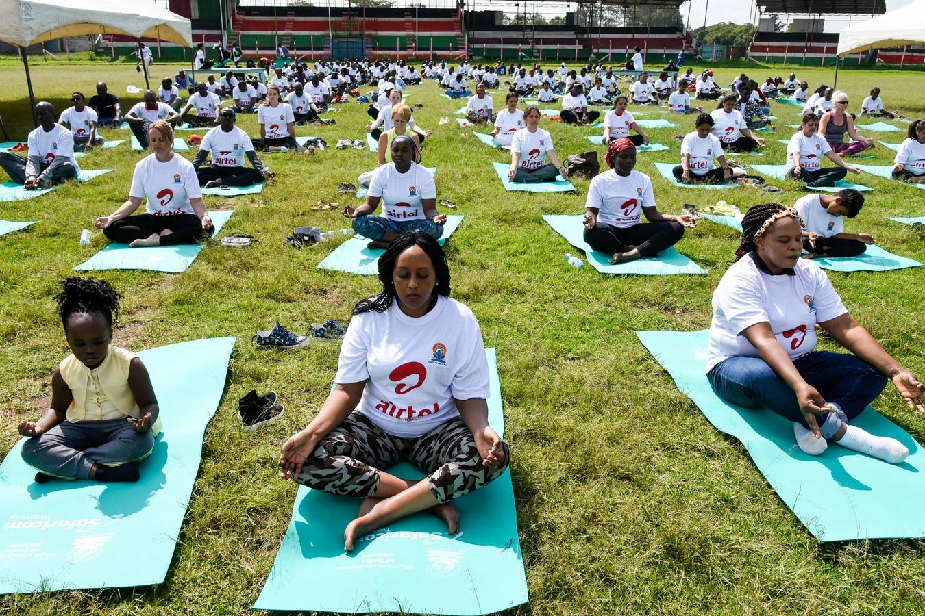 Un gran número de personas participa en la 6ª edición del Día del Yoga Los entusiastas del yoga de todo del mundo celebran este día practicando ejercicios y sesiones de respiración al aire libre para descubrir sus beneficios.