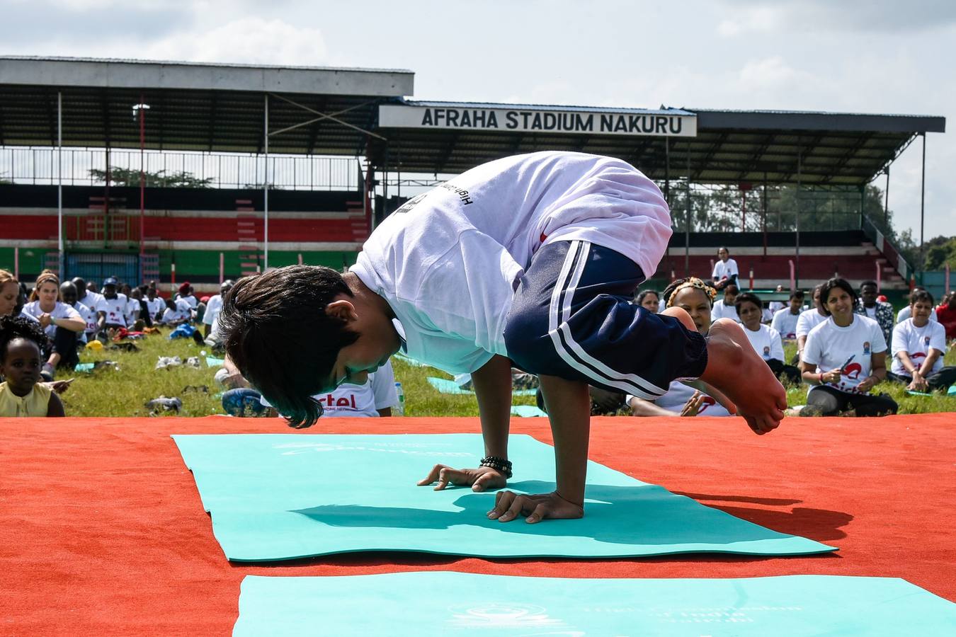 Un gran número de personas participa en la 6ª edición del Día del Yoga Los entusiastas del yoga de todo del mundo celebran este día practicando ejercicios y sesiones de respiración al aire libre para descubrir sus beneficios.