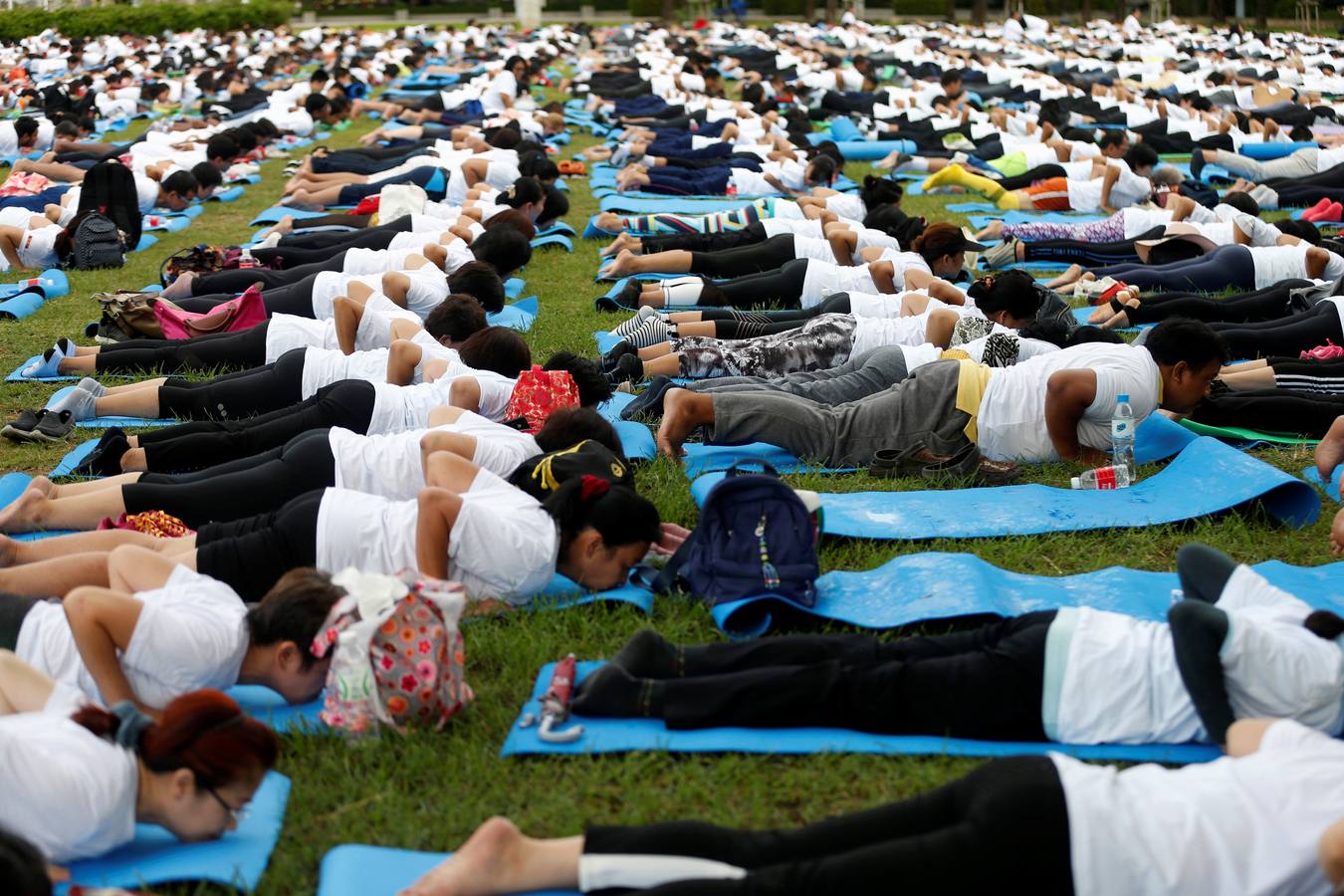 Un gran número de personas participa en la 6ª edición del Día del Yoga Los entusiastas del yoga de todo del mundo celebran este día practicando ejercicios y sesiones de respiración al aire libre para descubrir sus beneficios.