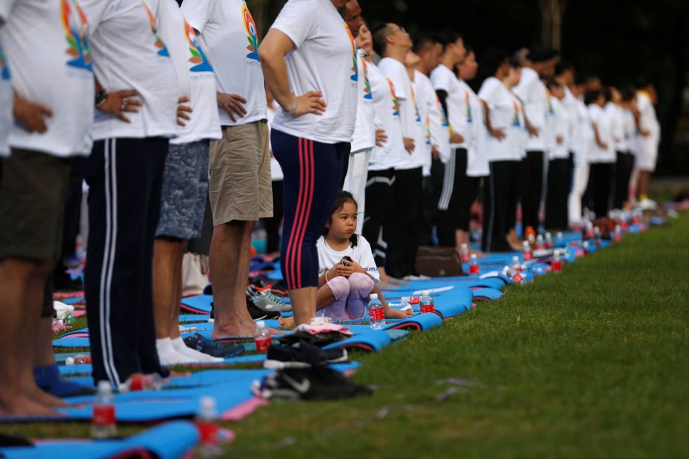 Un gran número de personas participa en la 6ª edición del Día del Yoga Los entusiastas del yoga de todo del mundo celebran este día practicando ejercicios y sesiones de respiración al aire libre para descubrir sus beneficios.