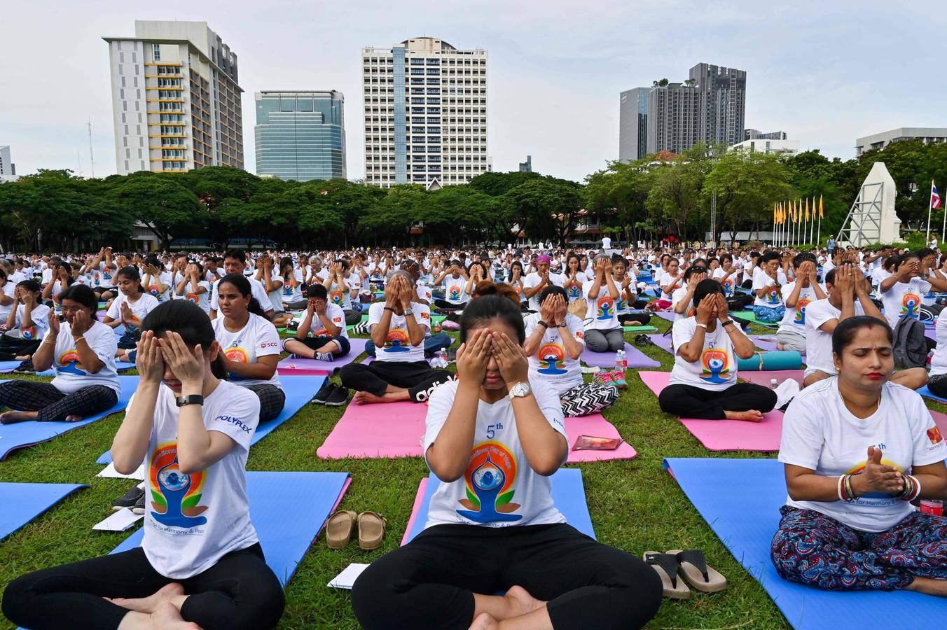 Un gran número de personas participa en la 6ª edición del Día del Yoga Los entusiastas del yoga de todo del mundo celebran este día practicando ejercicios y sesiones de respiración al aire libre para descubrir sus beneficios.