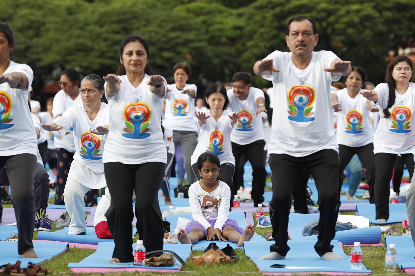 Un gran número de personas participa en la 6ª edición del Día del Yoga Los entusiastas del yoga de todo del mundo celebran este día practicando ejercicios y sesiones de respiración al aire libre para descubrir sus beneficios.